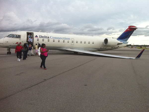 Atterrissage train non sorti d'un avion de Delta Airlines