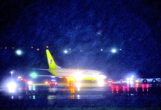 Sortie de taxiway au roulage d'un avion de JIN Air