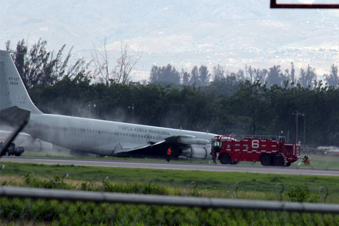 Sortie de piste au décollage d'un avion militaire brésilien