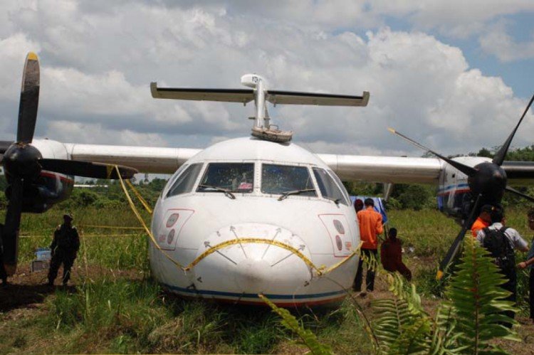 Atterrissage dans une rizière d'un avion de Trigana Air