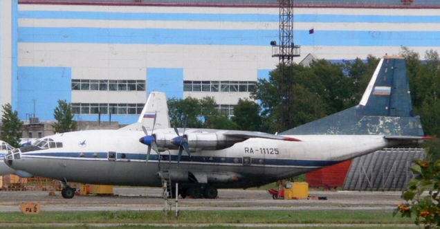 Un avion-cargo russe Antonov AN12 s'écrase moteur en feu